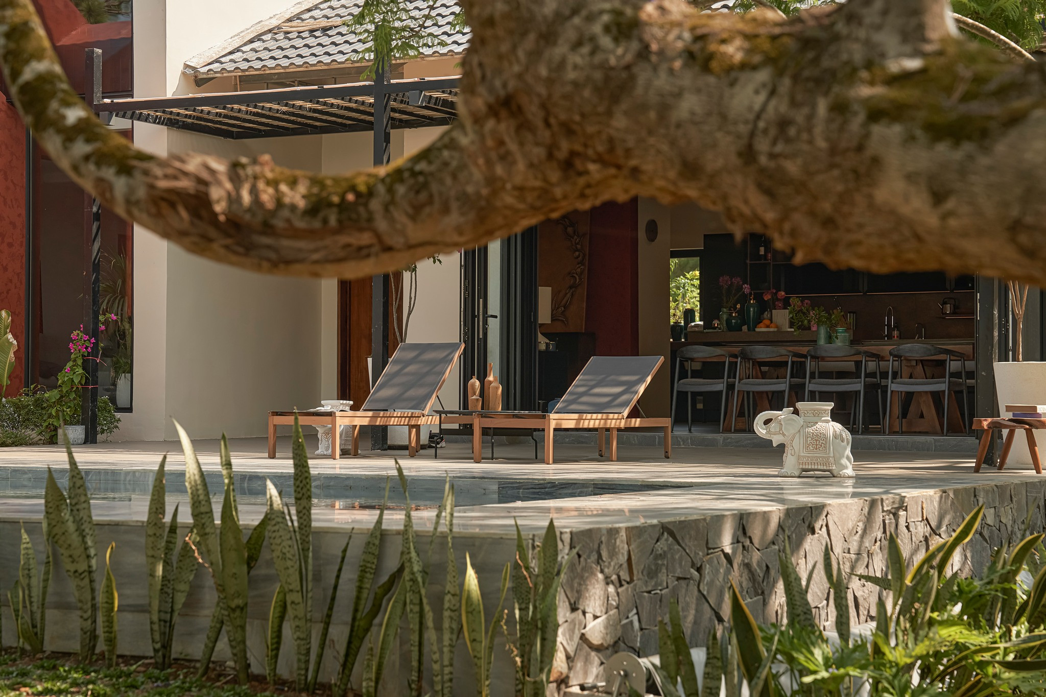 Ngôi nhà trên đỉnh đồi ở Bảo Lộc mang màu sắc vùng đất đỏ, tái sử dụng đồ cũ-22