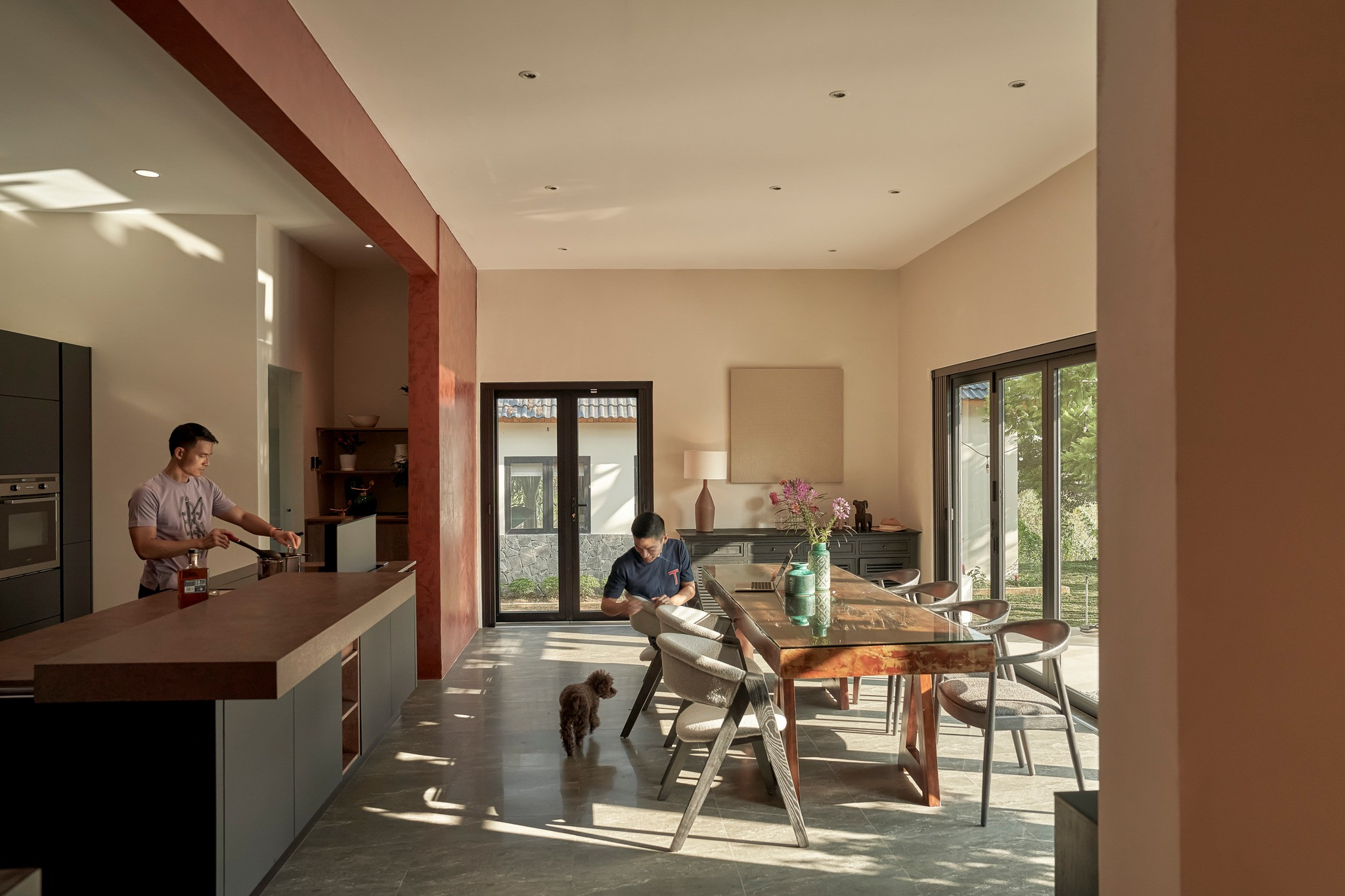 Ngôi nhà trên đỉnh đồi ở Bảo Lộc mang màu sắc vùng đất đỏ, tái sử dụng đồ cũ-23