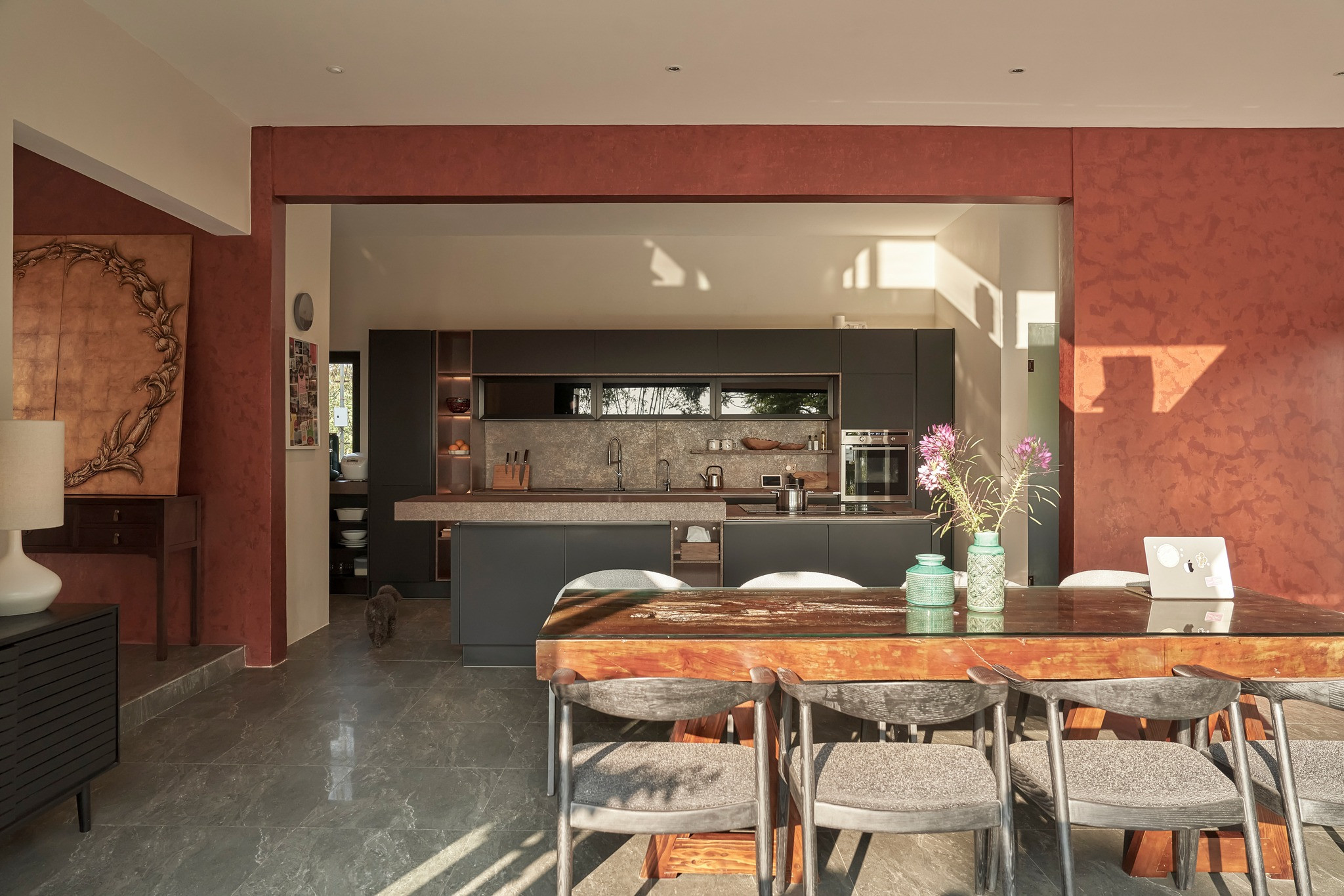 Ngôi nhà trên đỉnh đồi ở Bảo Lộc mang màu sắc vùng đất đỏ, tái sử dụng đồ cũ-24