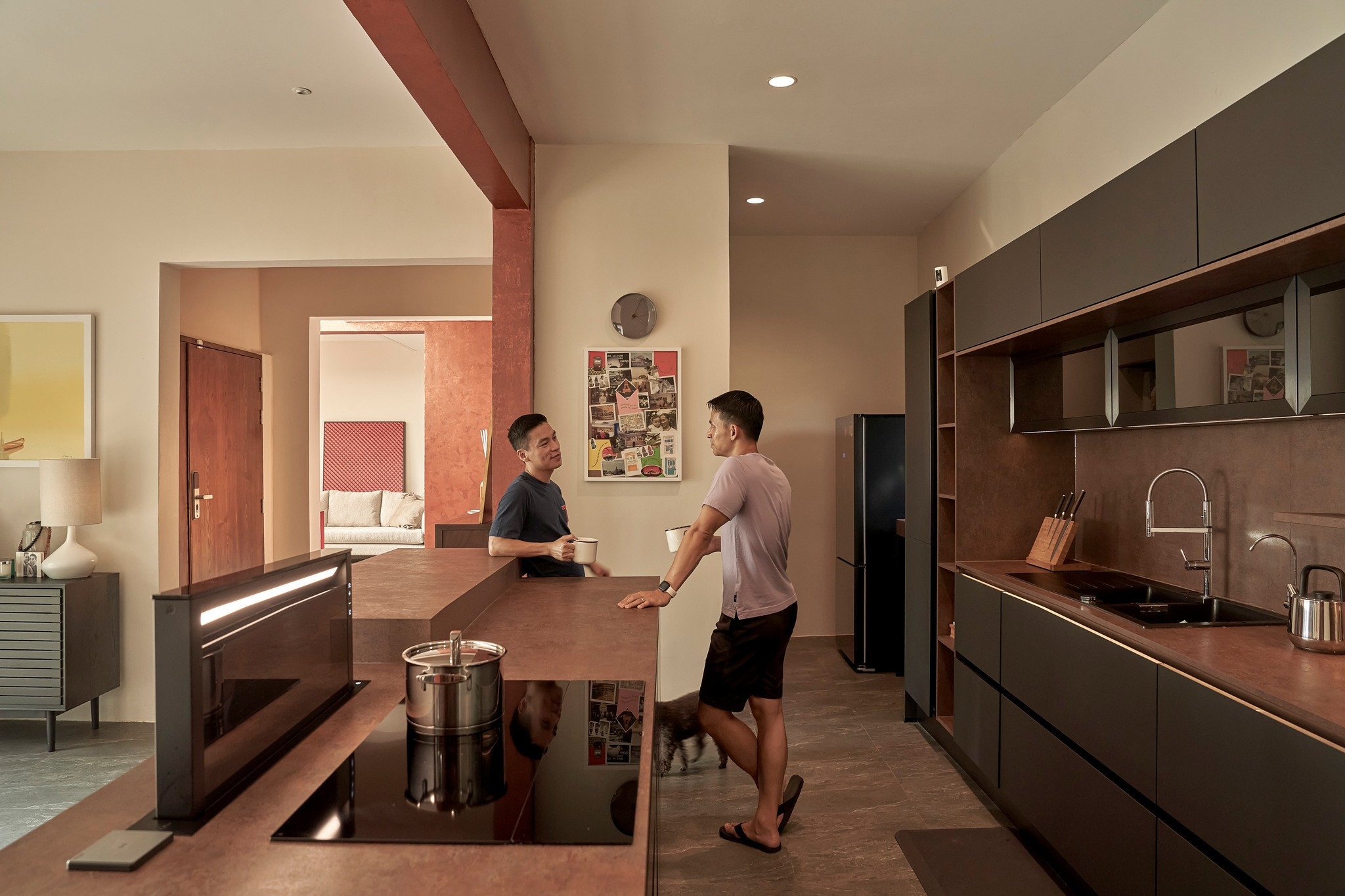 Ngôi nhà trên đỉnh đồi ở Bảo Lộc mang màu sắc vùng đất đỏ, tái sử dụng đồ cũ-25