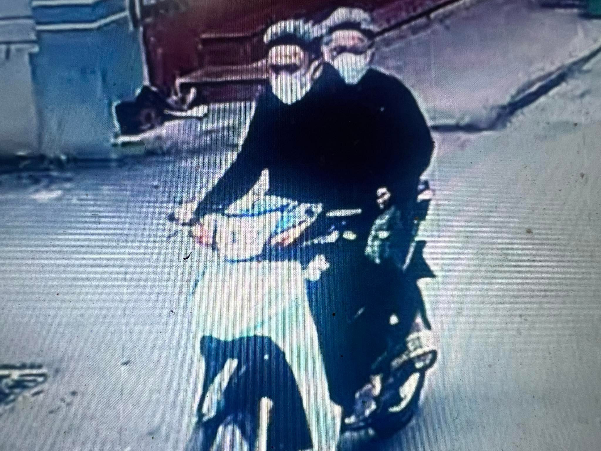 Công bố hình ảnh, truy tìm 2 thanh niên dí dao cướp tài sản ở Hà Nội-1