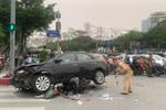 Ô tô đâm loạt xe máy ở Hà Nội: Hiện trường ngổn ngang, 17 người bị thương-7