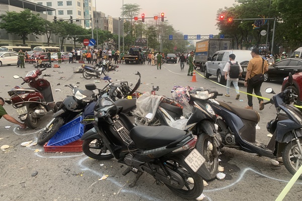 Vụ xe điên gây tai nạn liên hoàn trên đường Võ Chí Công: Tài xế gục xuống, nói xe tôi mất phanh-5