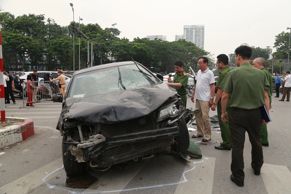 Vụ xe điên gây tai nạn liên hoàn trên đường Võ Chí Công: Tài xế gục xuống, nói xe tôi mất phanh-1