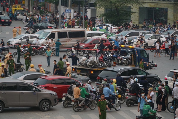 Vụ xe điên gây tai nạn liên hoàn trên đường Võ Chí Công: Tài xế gục xuống, nói xe tôi mất phanh-3