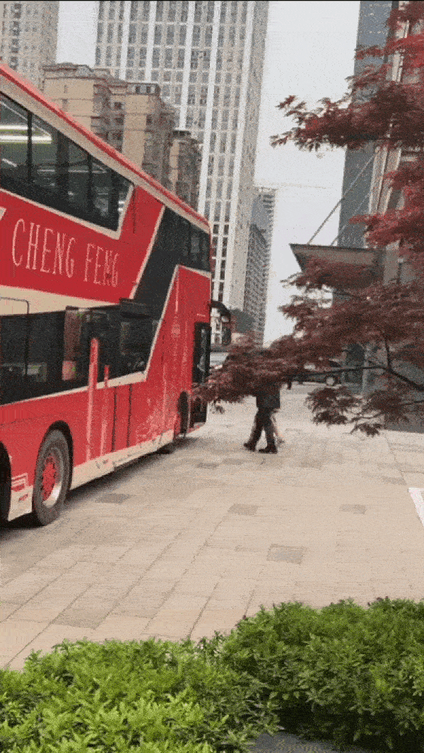 Khoảnh khắc Huỳnh Hiểu Minh đón Chi Pu đến quay show ở Trung Quốc-3