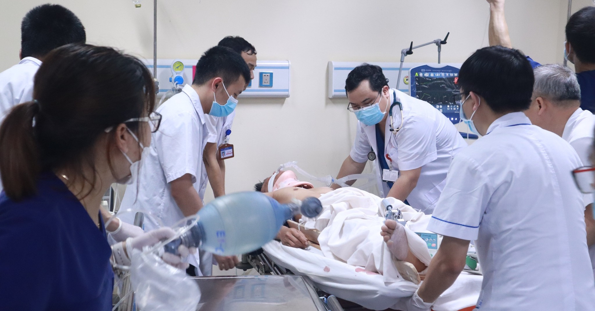 Kích hoạt báo động đỏ cứu nạn nhân trong vụ ô tô đâm loạt xe máy ở Hà Nội-1