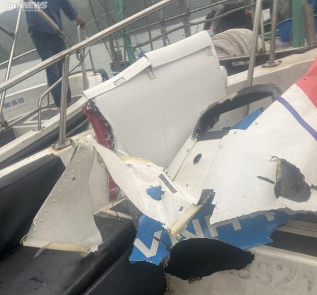 Hình ảnh máy bay trực thăng rơi được trục vớt từ hiện trường-1