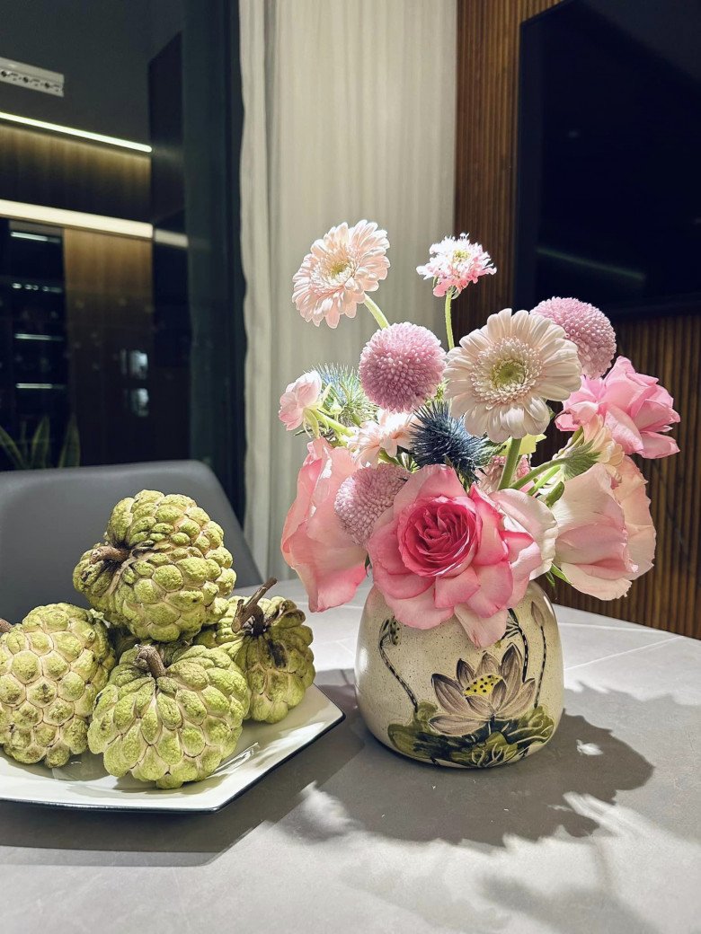 BTV, Thượng úy Minh Hương khoe ngôi nhà đẹp hết chỗ chê, phong cách cắm hoa khiến chị em nể phục-25