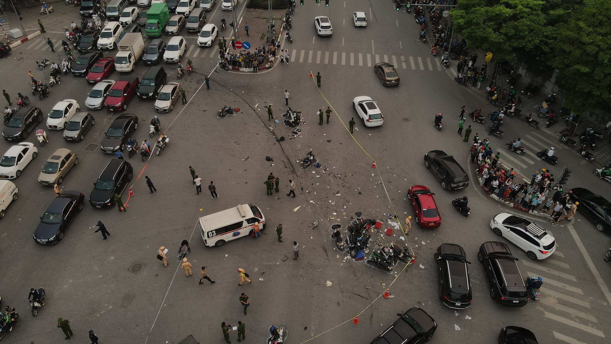 Khởi tố vụ án, tạm giữ hình sự tài xế ô tô đâm 17 xe máy ở Hà Nội-2