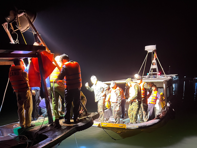 Ngư dân phát hiện trực thăng Bell 505 phát ra tiếng nổ trước khi rơi xuống biển-1