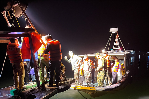 Vụ rơi máy bay trực thăng: Tìm thấy thi thể 3 du khách-2