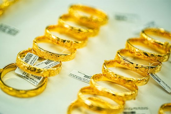 Giá vàng hôm nay 6/4: Giảm từ đỉnh 12 tháng