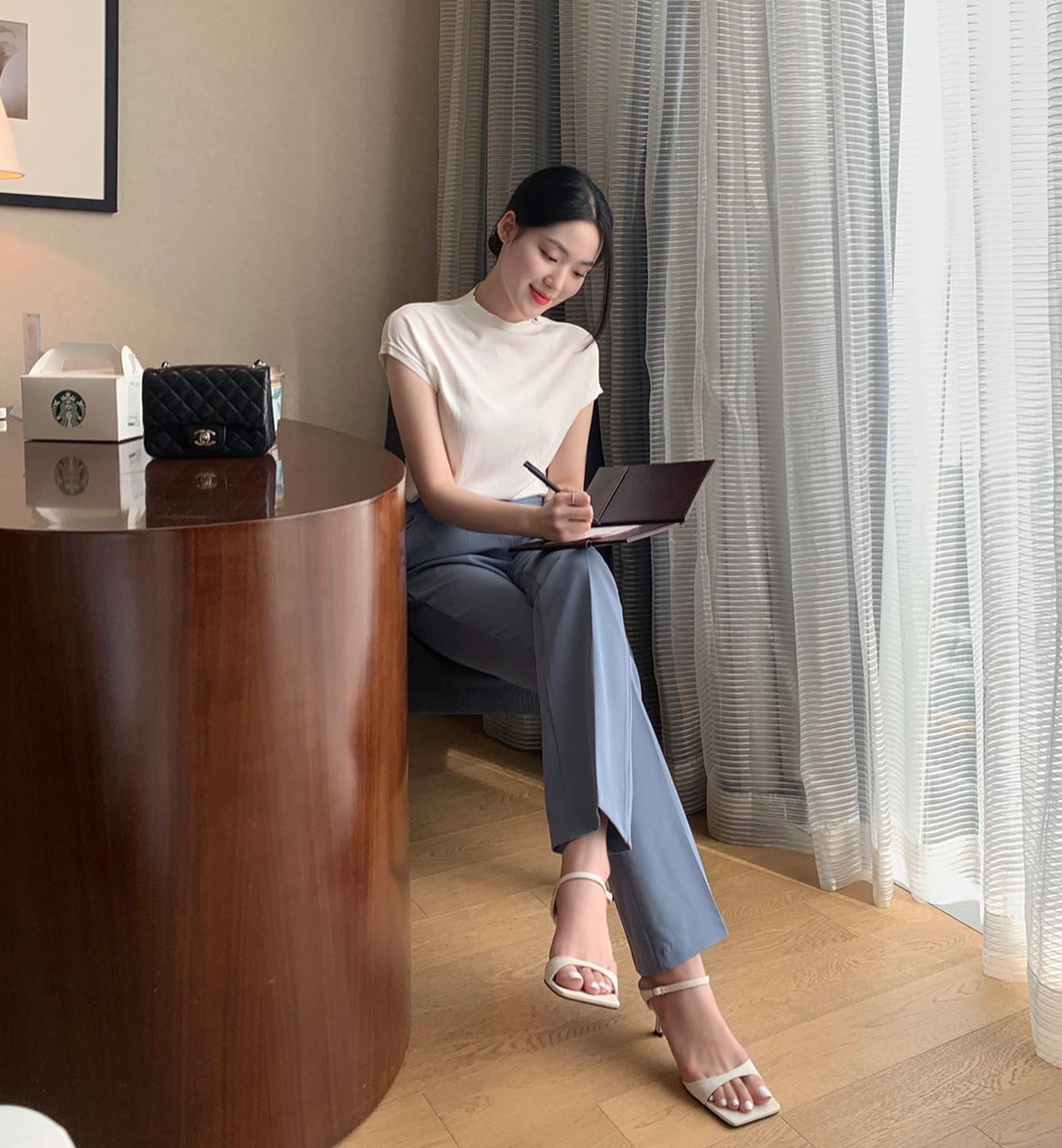 Diện áo thun trắng càng đơn giản càng đẹp với 10 công thức-4