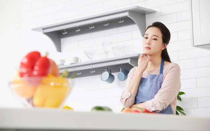 Tá hỏa khi mở tủ lạnh nhà chị dâu để tìm nước uống-1