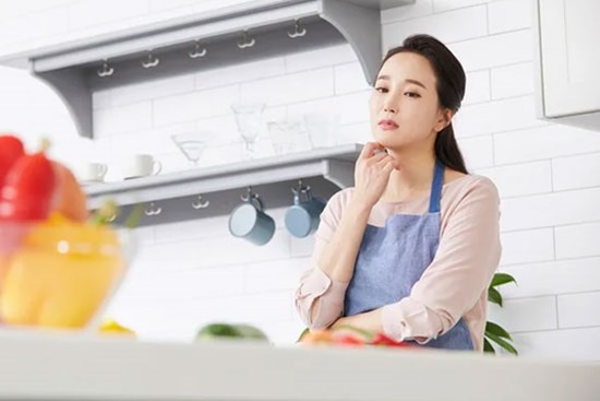 Tá hỏa khi mở tủ lạnh nhà chị dâu để tìm nước uống