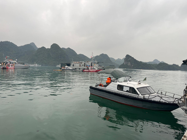 Mở rộng phạm vi tìm kiếm nạn nhân còn lại trong vụ trực thăng rơi trên vịnh Hạ Long-3