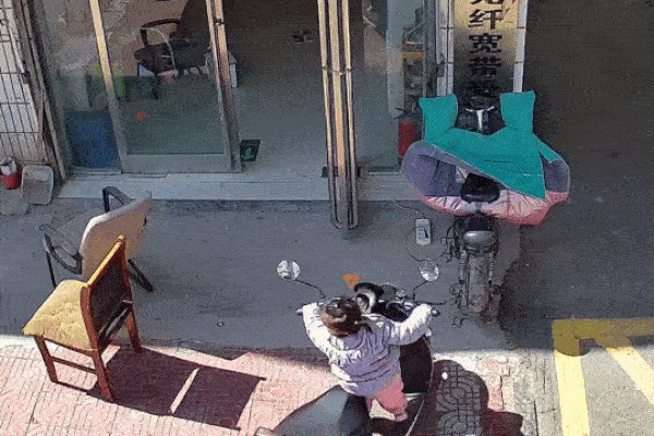 Bé gái thoát nạn thần kỳ khi bị máy kéo đâm ngã ở Ấn Độ-1