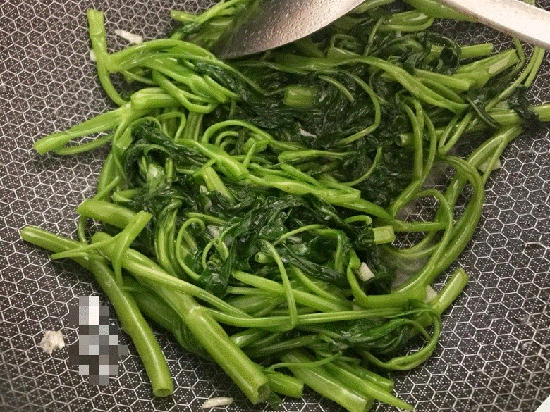 Xào rau muống nhớ kỹ 1 ngâm, 3 không” rau xanh mướt mườn mượt, giòn ngon không kém ngoài hàng-3
