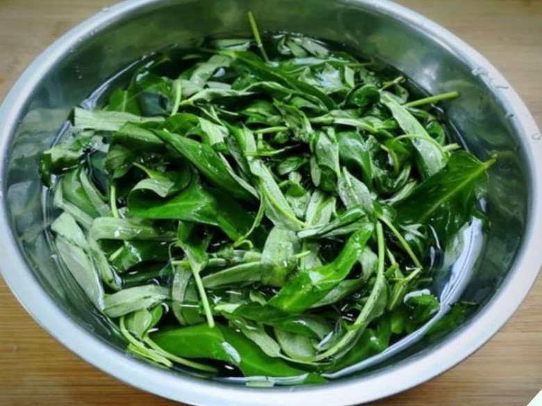 Xào rau muống nhớ kỹ 1 ngâm, 3 không” rau xanh mướt mườn mượt, giòn ngon không kém ngoài hàng-4