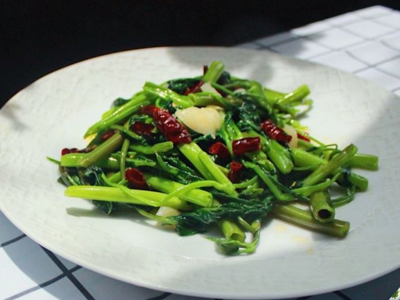 Xào rau muống nhớ kỹ 1 ngâm, 3 không” rau xanh mướt mườn mượt, giòn ngon không kém ngoài hàng-11