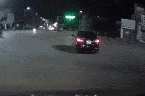 Clip: Kinh hoàng cảnh xe máy vượt đèn đỏ, lao như tên bắn vào ô tô