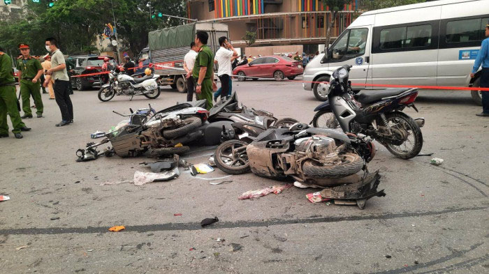 Vụ ôtô gây tai nạn liên hoàn ở Hà Nội: Tài xế đạp nhầm chân ga-1