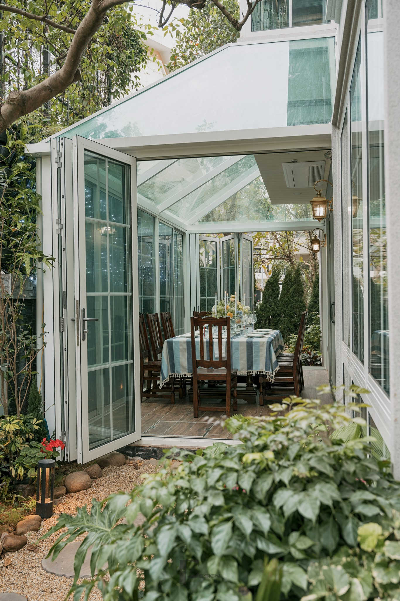 Biệt thự đậm chất không gian điện ảnh với mảng xanh bao quanh-7