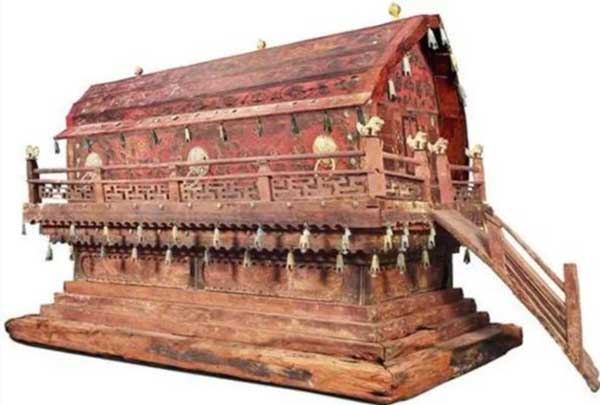 Khai quật quan tài đỏ, chất lỏng chảy ra khiến các chuyên gia hốt hoảng bỏ chạy-1