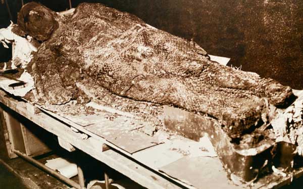 Khai quật quan tài đỏ, chất lỏng chảy ra khiến các chuyên gia hốt hoảng bỏ chạy-2