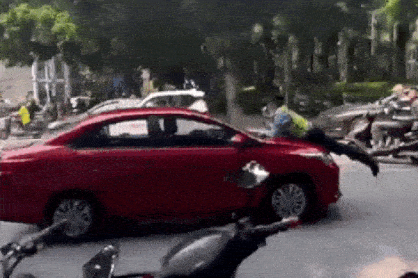 Người phụ nữ bất ngờ bị xe ba bánh kéo lê trên đường phố-1