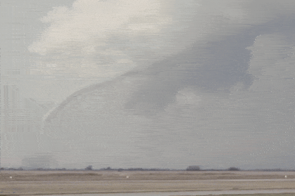 Clip: Kinh ngạc khoảnh khắc lốc xoáy xuất hiện giữa đường phố-1