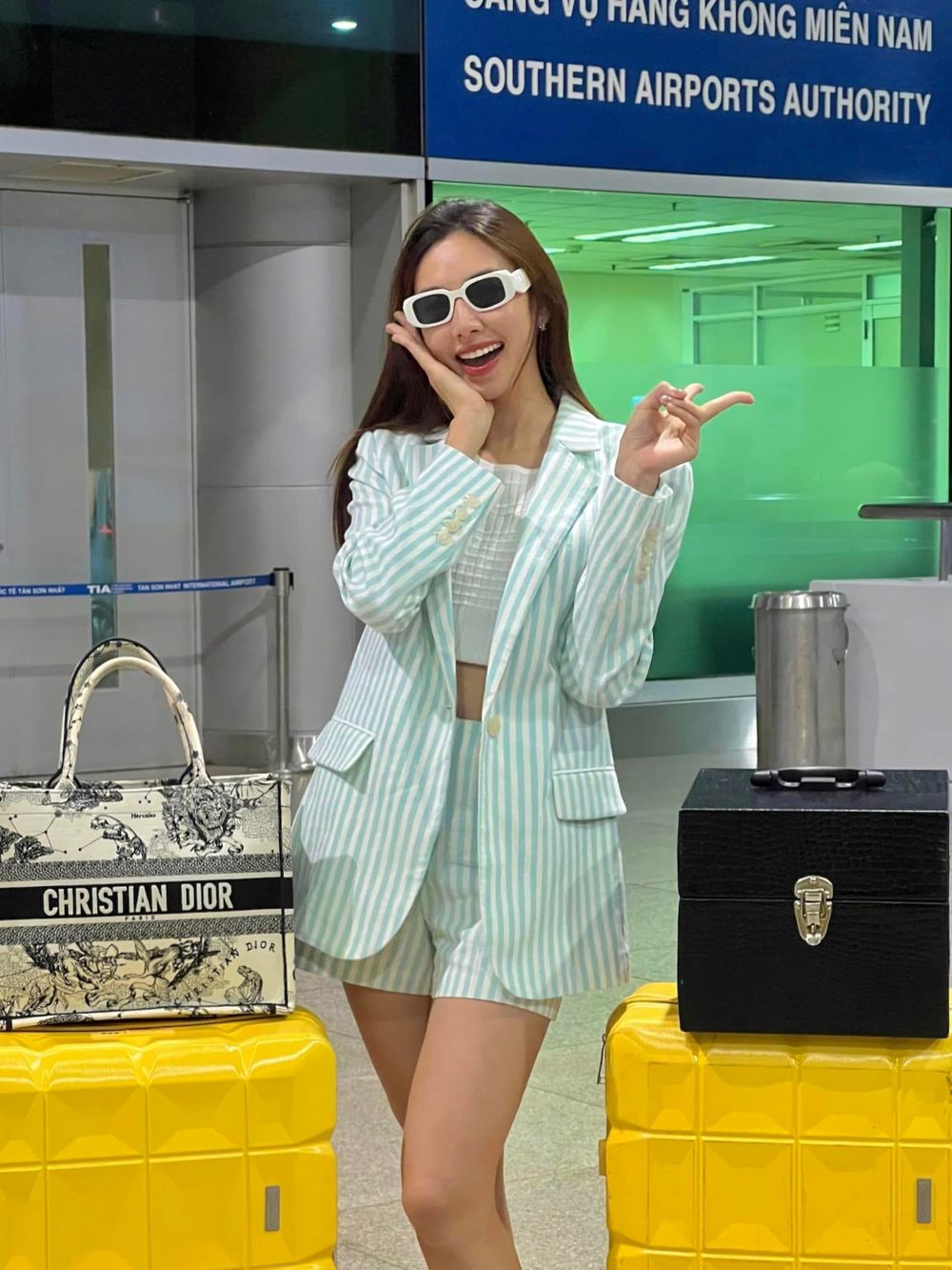 Soi gu thời trang và loạt túi xách hàng hiệu mỗi lần đi sân bay của Nguyễn Thúc Thùy Tiên-1