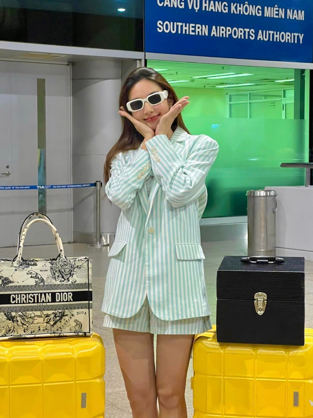 Soi gu thời trang và loạt túi xách hàng hiệu mỗi lần đi sân bay của Nguyễn Thúc Thùy Tiên-2