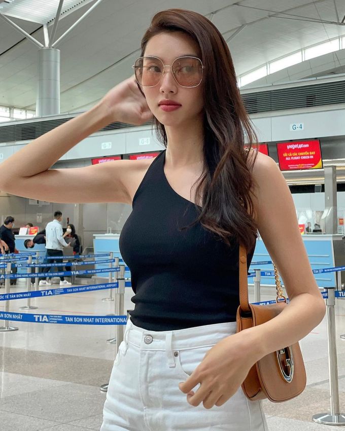 Soi gu thời trang và loạt túi xách hàng hiệu mỗi lần đi sân bay của Nguyễn Thúc Thùy Tiên-3