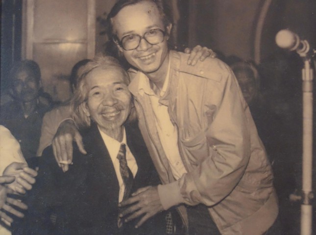 Bên trong căn phòng 22 năm vẫn sáng đèn của cố nhạc sĩ Trịnh Công Sơn mà Hồng Nhung vừa đến thăm-4