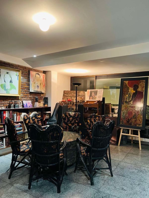 Bên trong căn phòng 22 năm vẫn sáng đèn của cố nhạc sĩ Trịnh Công Sơn mà Hồng Nhung vừa đến thăm-10