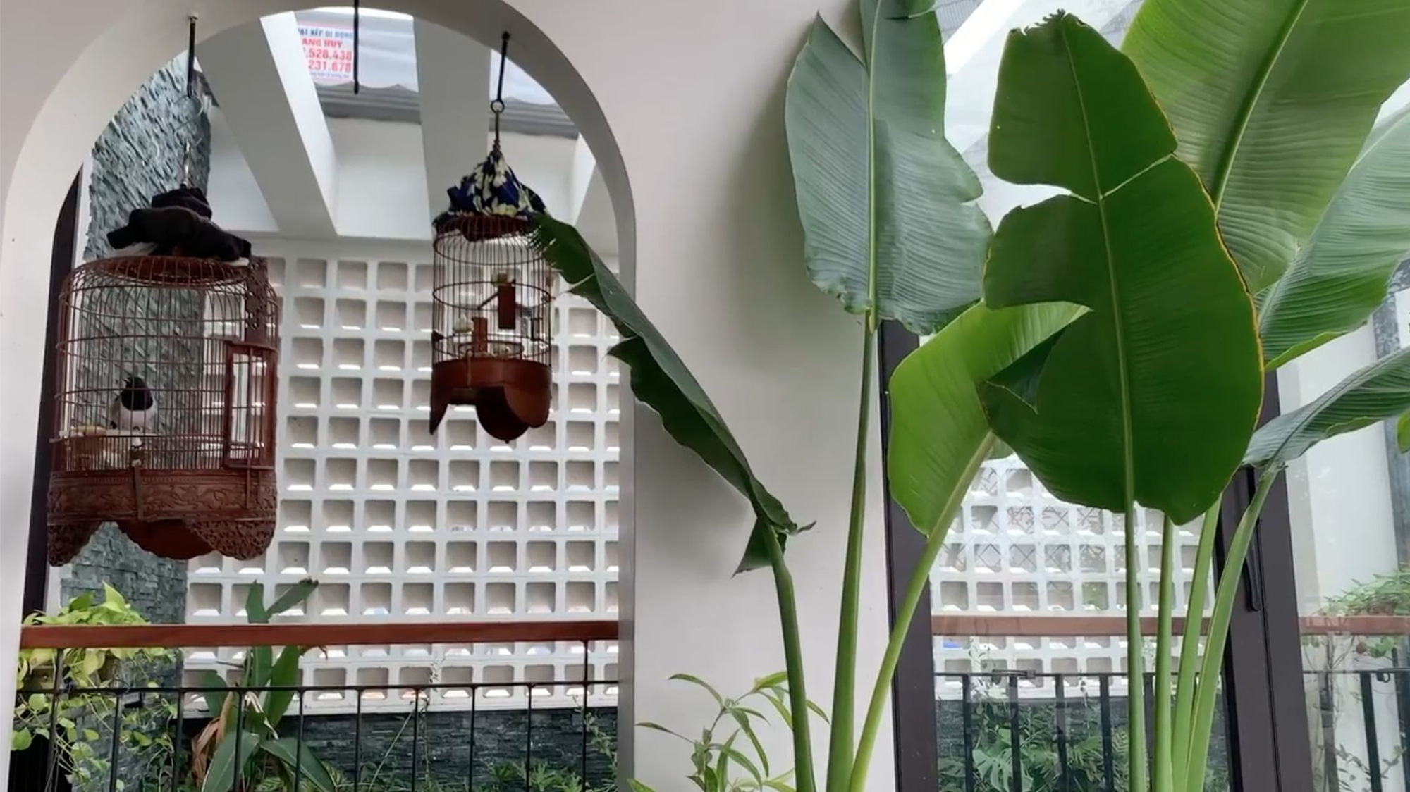 Đăng clip con gái đánh đàn bên hồ cá Koi, Trọng Tấn để lộ không gian bao người mơ ước-27