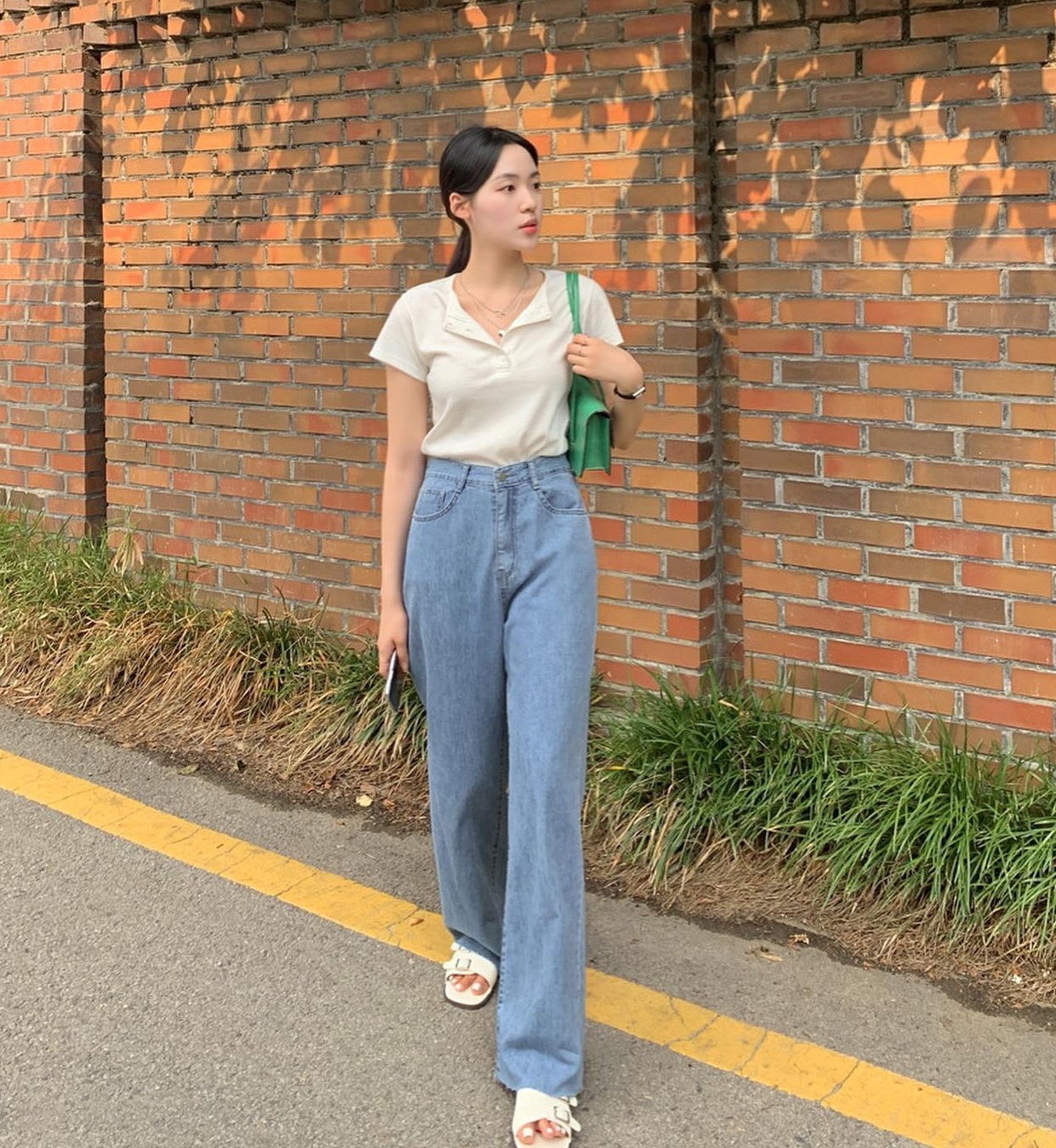 3 kiểu quần jeans hack dáng thon thả, ai mặc cũng đẹp-3