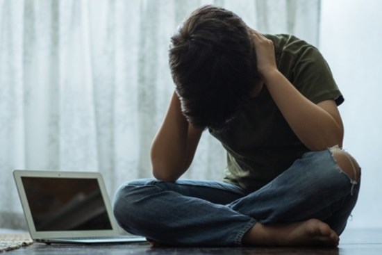 Nghiện xem phim 18+ sau khi bị hàng xóm lạm dụng