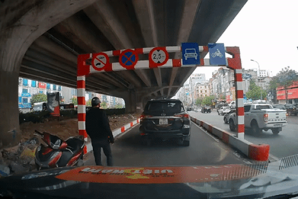 Xe máy đi ngược chiều đâm vào ôtô, nam sinh tử vong-1
