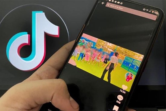 Nguy hại khi giáo viên cho trẻ nhảy nhót phản cảm trên TikTok