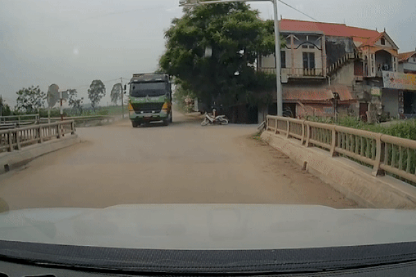 Clip: Kỳ lạ nhiều người bị trượt ngã trên cùng một đoạn đường-1