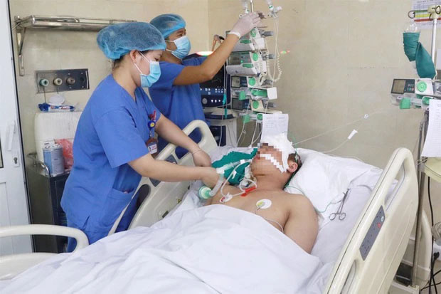 Vụ xe điên tông xe máy: Mẹ bé gái 3 tuổi bị chấn thương nặng-1