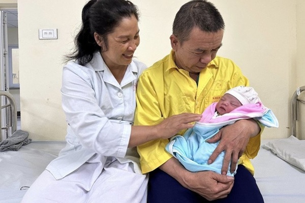 Bất ngờ mang bầu và sinh con nặng 3,2 kg ở tuổi 51-1