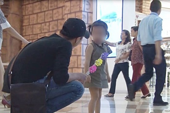 Đừng chỉ chăm chăm cấm con nói chuyện với người lạ, chuyên gia khuyên đây mới là cách dạy đúng giúp trẻ thoát khỏi bắt cóc