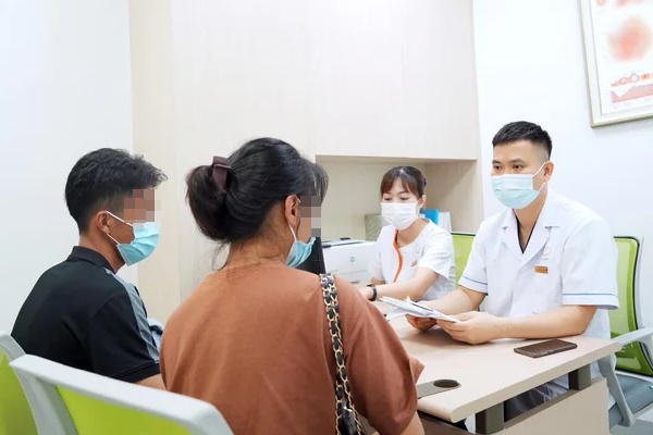 Nhiều cặp vợ chồng trẻ phải IVF: Cảnh báo nhiều nguyên nhân khiến vô sinh hiếm muộn ngày càng trẻ hóa-1