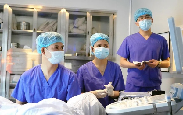 Nhiều cặp vợ chồng trẻ phải IVF: Cảnh báo nhiều nguyên nhân khiến vô sinh hiếm muộn ngày càng trẻ hóa-2