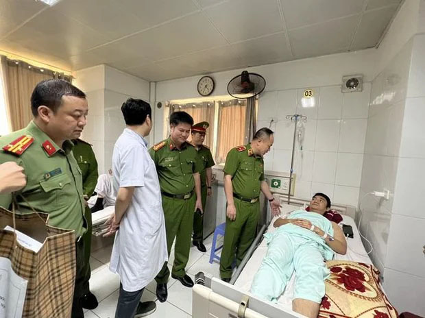 Can 2 phụ nữ đánh nhau, chiến sĩ công an bị đâm nhiều nhát-1