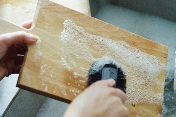 Cách làm sạch thớt gỗ để tránh rước bệnh vào người-1